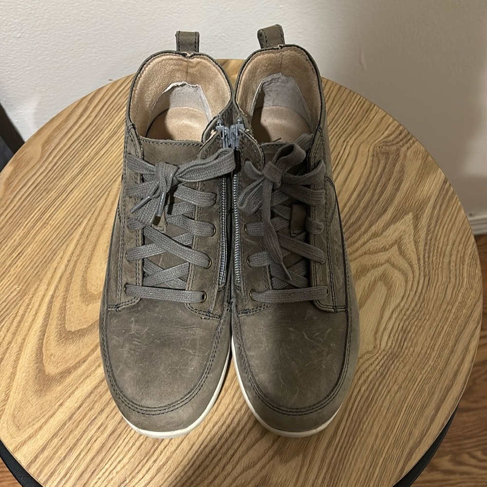 Women’s shoes